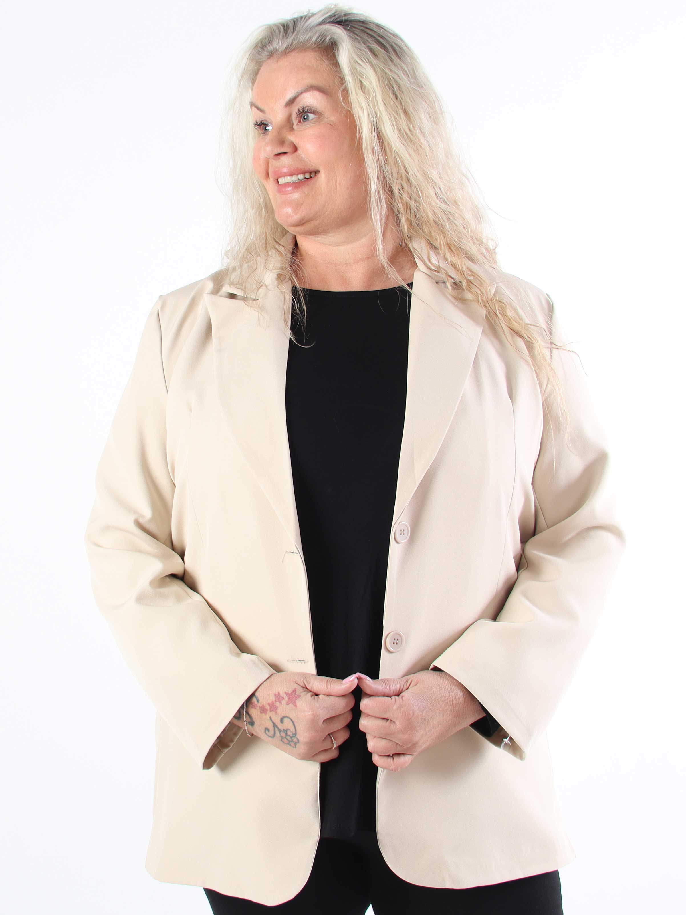 Kaisa - Farvet stilren blazer med knapper